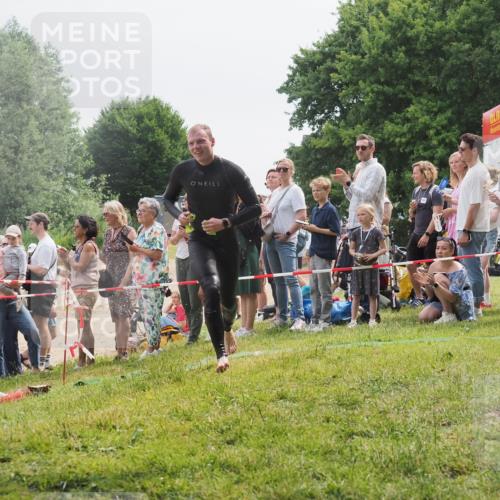 15.06.2025 - 27. Vierlanden-Triathlon KatJ http://msf.ph/oto/8024561 15.06.2025 10:57:57 Schwimmen 647, 686, 705, 738, 774 meine-sportfotos.de