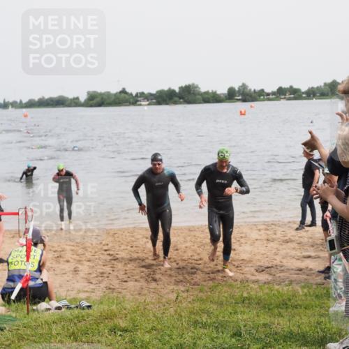 21.06.2025 - 27. Vierlanden-Triathlon MichiJ http://msf.ph/oto/8024563 15.06.2026 10:55:32 Schwimmen 639, 656, 736, 740 meine-sportfotos.de