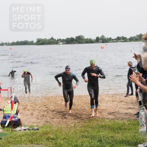 21.06.2025 - 27. Vierlanden-Triathlon MichiJ http://msf.ph/oto/8024567 15.06.2026 10:55:32 Schwimmen 639, 656, 736, 740 meine-sportfotos.de