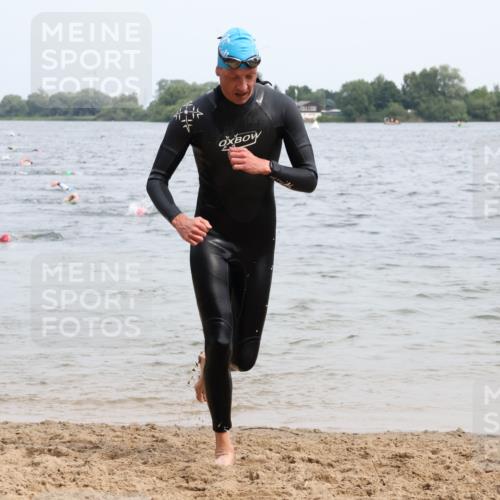 15.06.2025 - 27. Vierlanden-Triathlon Lena Gebhardt http://msf.ph/oto/8024568 15.06.2025 10:55:41 Schwimmen 639, 656, 712, 736 meine-sportfotos.de