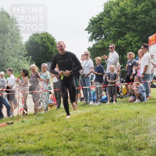 15.06.2025 - 27. Vierlanden-Triathlon KatJ http://msf.ph/oto/8024571 15.06.2025 10:57:57 Schwimmen 647, 686, 705, 738, 774 meine-sportfotos.de