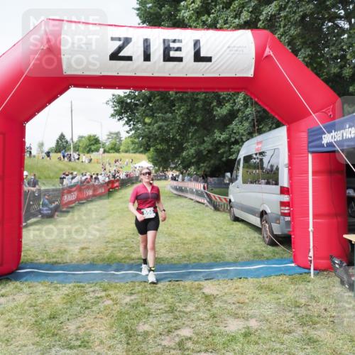 21.06.2025 - 27. Vierlanden-Triathlon MichiJ http://msf.ph/oto/8024573 15.06.2026 11:52:32 Ziel 556 meine-sportfotos.de