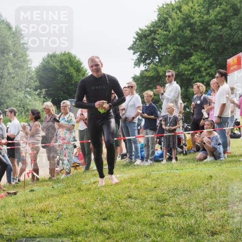 15.06.2025 - 27. Vierlanden-Triathlon KatJ http://msf.ph/oto/8024580 15.06.2025 10:57:57 Schwimmen 647, 686, 705, 738, 774 meine-sportfotos.de