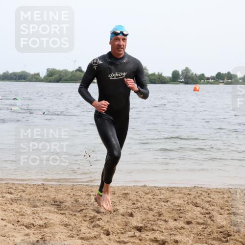 15.06.2025 - 27. Vierlanden-Triathlon Lena Gebhardt http://msf.ph/oto/8024582 15.06.2025 10:55:42 Schwimmen 639, 712, 736 meine-sportfotos.de