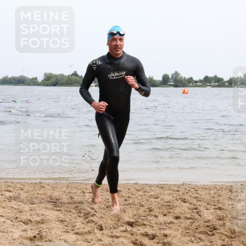 15.06.2025 - 27. Vierlanden-Triathlon Lena Gebhardt http://msf.ph/oto/8024586 15.06.2025 10:55:42 Schwimmen 639, 712, 736 meine-sportfotos.de