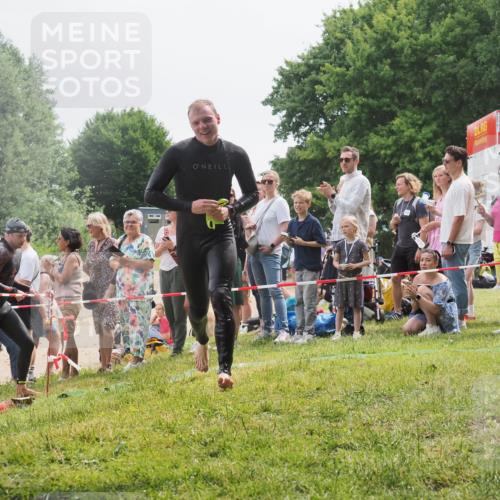 15.06.2025 - 27. Vierlanden-Triathlon KatJ http://msf.ph/oto/8024588 15.06.2025 10:57:57 Schwimmen 647, 686, 705, 738, 774 meine-sportfotos.de