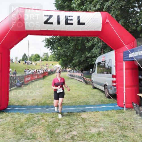 21.06.2025 - 27. Vierlanden-Triathlon MichiJ http://msf.ph/oto/8024590 15.06.2026 11:52:32 Ziel 556 meine-sportfotos.de