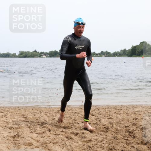 15.06.2025 - 27. Vierlanden-Triathlon Lena Gebhardt http://msf.ph/oto/8024591 15.06.2025 10:55:42 Schwimmen 639, 712, 736 meine-sportfotos.de