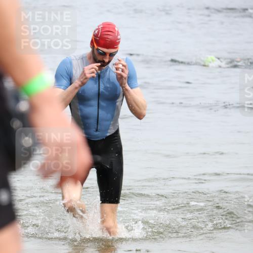 15.06.2025 - 27. Vierlanden-Triathlon Lena Gebhardt http://msf.ph/oto/8024597 15.06.2025 10:55:51 Schwimmen 683, 712 meine-sportfotos.de