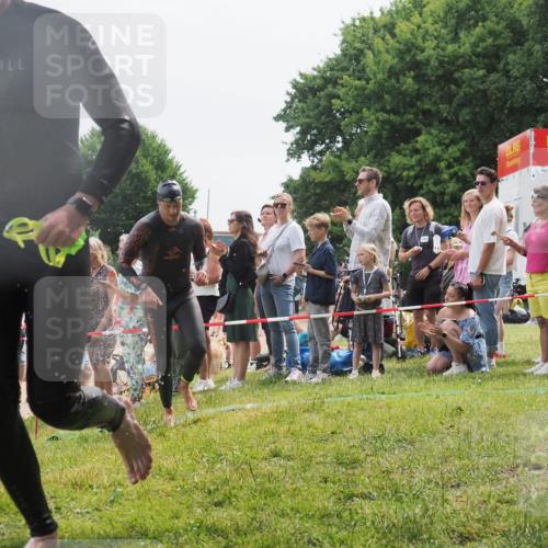 15.06.2025 - 27. Vierlanden-Triathlon KatJ http://msf.ph/oto/8024598 15.06.2025 10:57:58 Schwimmen 647, 686, 705, 738, 774 meine-sportfotos.de