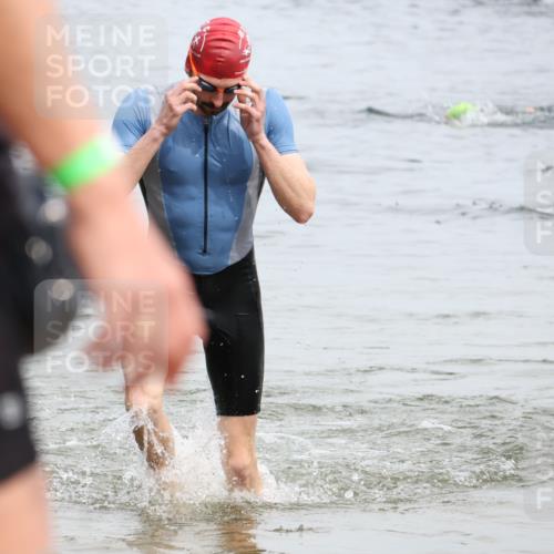 15.06.2025 - 27. Vierlanden-Triathlon Lena Gebhardt http://msf.ph/oto/8024603 15.06.2025 10:55:51 Schwimmen 683, 712 meine-sportfotos.de