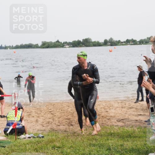 21.06.2025 - 27. Vierlanden-Triathlon MichiJ http://msf.ph/oto/8024606 15.06.2026 10:55:33 Schwimmen 639, 656, 736, 740 meine-sportfotos.de