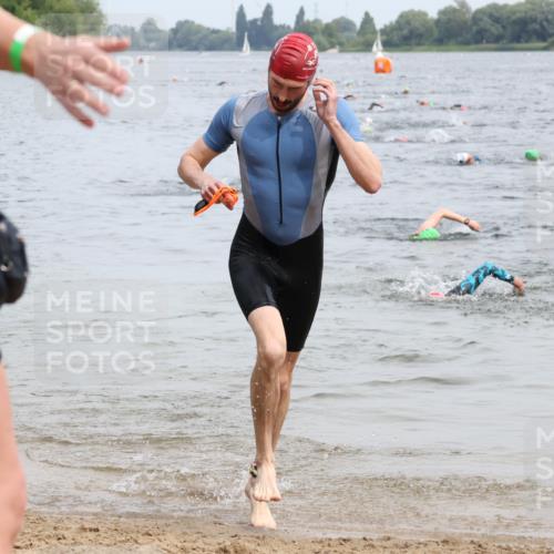 15.06.2025 - 27. Vierlanden-Triathlon Lena Gebhardt http://msf.ph/oto/8024610 15.06.2025 10:55:54 Schwimmen 683, 733 meine-sportfotos.de