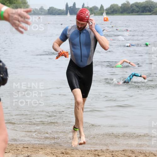 15.06.2025 - 27. Vierlanden-Triathlon Lena Gebhardt http://msf.ph/oto/8024616 15.06.2025 10:55:54 Schwimmen 683, 733 meine-sportfotos.de