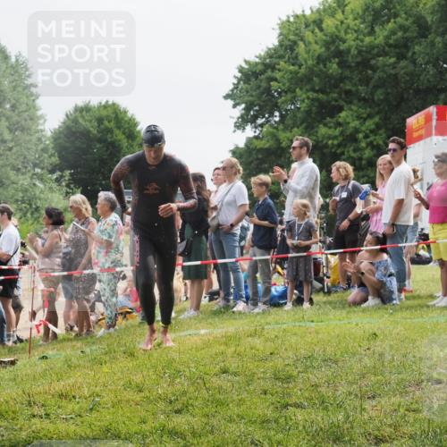15.06.2025 - 27. Vierlanden-Triathlon KatJ http://msf.ph/oto/8024617 15.06.2025 10:57:59 Schwimmen 647, 686, 705, 738, 774 meine-sportfotos.de