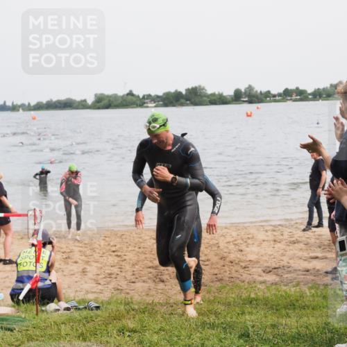 21.06.2025 - 27. Vierlanden-Triathlon MichiJ http://msf.ph/oto/8024618 15.06.2026 10:55:33 Schwimmen 639, 656, 736, 740 meine-sportfotos.de
