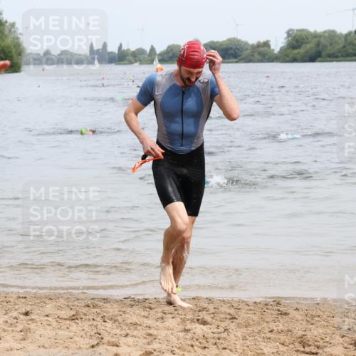 15.06.2025 - 27. Vierlanden-Triathlon Lena Gebhardt http://msf.ph/oto/8024620 15.06.2025 10:55:55 Schwimmen 683, 733 meine-sportfotos.de