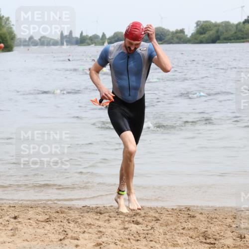 15.06.2025 - 27. Vierlanden-Triathlon Lena Gebhardt http://msf.ph/oto/8024623 15.06.2025 10:55:55 Schwimmen 683, 733 meine-sportfotos.de