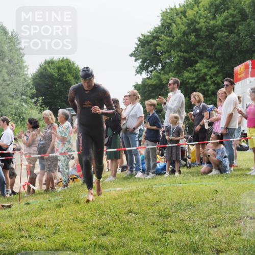 15.06.2025 - 27. Vierlanden-Triathlon KatJ http://msf.ph/oto/8024624 15.06.2025 10:57:59 Schwimmen 647, 686, 705, 738, 774 meine-sportfotos.de