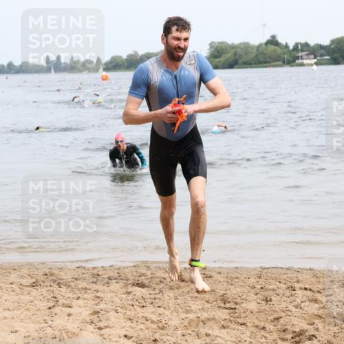 15.06.2025 - 27. Vierlanden-Triathlon Lena Gebhardt http://msf.ph/oto/8024629 15.06.2025 10:55:55 Schwimmen 683, 733 meine-sportfotos.de