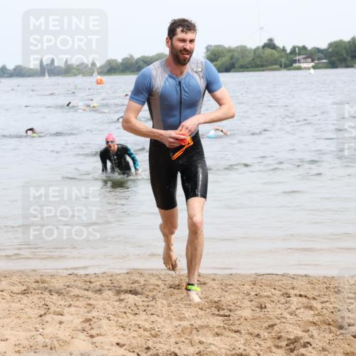 15.06.2025 - 27. Vierlanden-Triathlon Lena Gebhardt http://msf.ph/oto/8024632 15.06.2025 10:55:55 Schwimmen 683, 733 meine-sportfotos.de