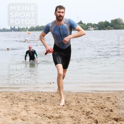 15.06.2025 - 27. Vierlanden-Triathlon Lena Gebhardt http://msf.ph/oto/8024637 15.06.2025 10:55:56 Schwimmen 683, 733 meine-sportfotos.de