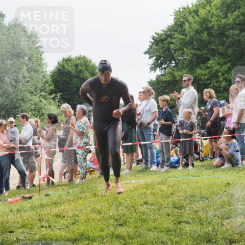 15.06.2025 - 27. Vierlanden-Triathlon KatJ http://msf.ph/oto/8024638 15.06.2025 10:57:59 Schwimmen 647, 686, 705, 738, 774 meine-sportfotos.de