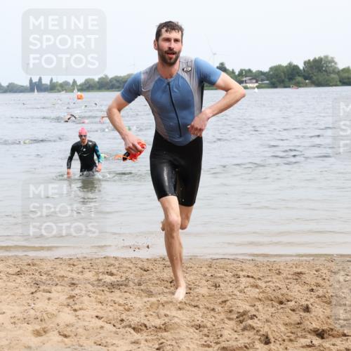 15.06.2025 - 27. Vierlanden-Triathlon Lena Gebhardt http://msf.ph/oto/8024641 15.06.2025 10:55:56 Schwimmen 683, 733 meine-sportfotos.de