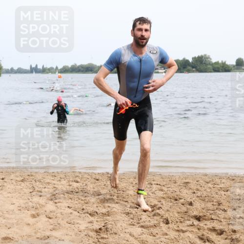 15.06.2025 - 27. Vierlanden-Triathlon Lena Gebhardt http://msf.ph/oto/8024644 15.06.2025 10:55:56 Schwimmen 683, 733 meine-sportfotos.de