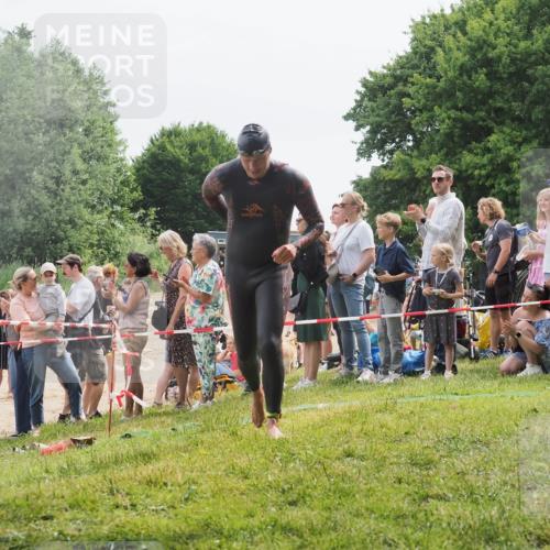15.06.2025 - 27. Vierlanden-Triathlon KatJ http://msf.ph/oto/8024645 15.06.2025 10:57:59 Schwimmen 647, 686, 705, 738, 774 meine-sportfotos.de