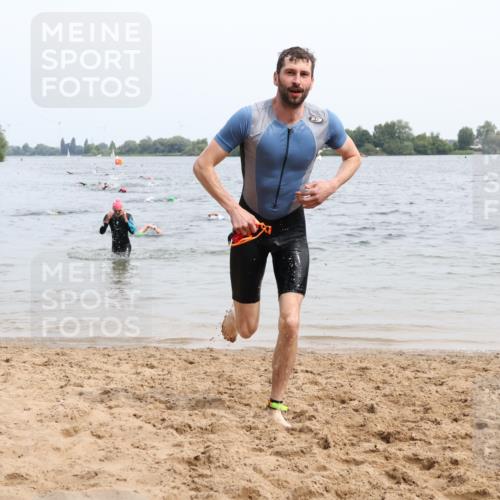 15.06.2025 - 27. Vierlanden-Triathlon Lena Gebhardt http://msf.ph/oto/8024648 15.06.2025 10:55:56 Schwimmen 683, 733 meine-sportfotos.de