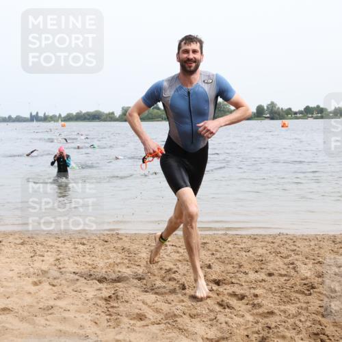 15.06.2025 - 27. Vierlanden-Triathlon Lena Gebhardt http://msf.ph/oto/8024651 15.06.2025 10:55:56 Schwimmen 683, 733 meine-sportfotos.de