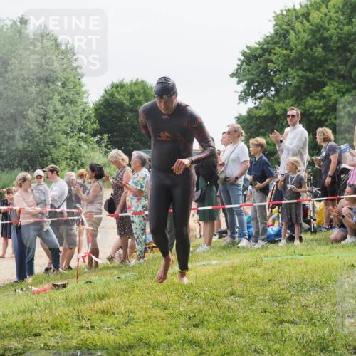 15.06.2025 - 27. Vierlanden-Triathlon KatJ http://msf.ph/oto/8024654 15.06.2025 10:57:59 Schwimmen 647, 686, 705, 738, 774 meine-sportfotos.de