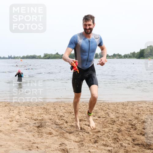 15.06.2025 - 27. Vierlanden-Triathlon Lena Gebhardt http://msf.ph/oto/8024656 15.06.2025 10:55:56 Schwimmen 683, 733 meine-sportfotos.de