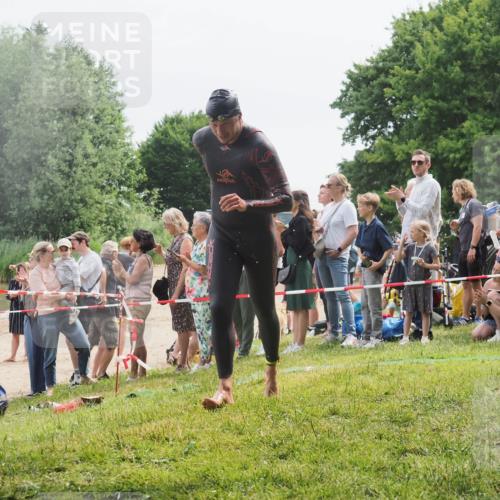 15.06.2025 - 27. Vierlanden-Triathlon KatJ http://msf.ph/oto/8024661 15.06.2025 10:57:59 Schwimmen 647, 686, 705, 738, 774 meine-sportfotos.de