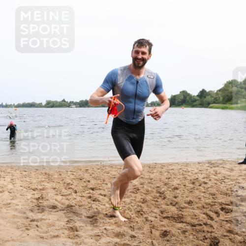 15.06.2025 - 27. Vierlanden-Triathlon Lena Gebhardt http://msf.ph/oto/8024664 15.06.2025 10:55:57 Schwimmen 683, 733 meine-sportfotos.de