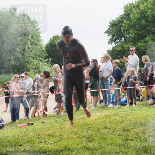 15.06.2025 - 27. Vierlanden-Triathlon KatJ http://msf.ph/oto/8024666 15.06.2025 10:58:00 Schwimmen 647, 686, 705, 738, 774 meine-sportfotos.de