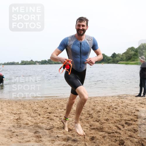 15.06.2025 - 27. Vierlanden-Triathlon Lena Gebhardt http://msf.ph/oto/8024672 15.06.2025 10:55:57 Schwimmen 683, 733 meine-sportfotos.de