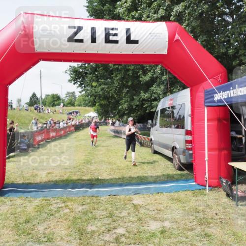 21.06.2025 - 27. Vierlanden-Triathlon MichiJ http://msf.ph/oto/8024681 15.06.2026 11:52:50 Ziel 459, 593, 616 meine-sportfotos.de
