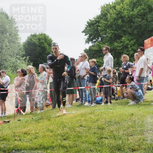 15.06.2025 - 27. Vierlanden-Triathlon KatJ http://msf.ph/oto/8024682 15.06.2025 10:58:03 Schwimmen 640, 647, 705, 738 meine-sportfotos.de
