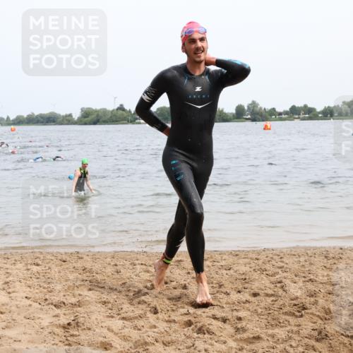 15.06.2025 - 27. Vierlanden-Triathlon Lena Gebhardt http://msf.ph/oto/8024690 15.06.2025 10:56:04 Schwimmen 683, 702, 733 meine-sportfotos.de