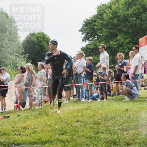 15.06.2025 - 27. Vierlanden-Triathlon KatJ http://msf.ph/oto/8024691 15.06.2025 10:58:03 Schwimmen 640, 647, 705, 738 meine-sportfotos.de