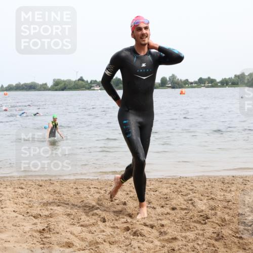 15.06.2025 - 27. Vierlanden-Triathlon Lena Gebhardt http://msf.ph/oto/8024694 15.06.2025 10:56:04 Schwimmen 683, 702, 733 meine-sportfotos.de