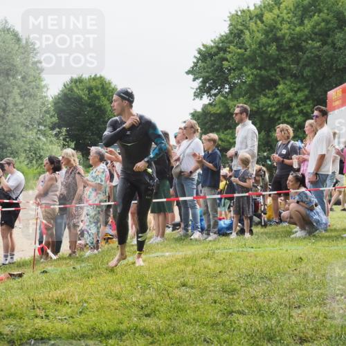 15.06.2025 - 27. Vierlanden-Triathlon KatJ http://msf.ph/oto/8024699 15.06.2025 10:58:04 Schwimmen 640, 647, 705, 738 meine-sportfotos.de
