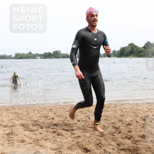 15.06.2025 - 27. Vierlanden-Triathlon Lena Gebhardt http://msf.ph/oto/8024705 15.06.2025 10:56:04 Schwimmen 683, 702, 733 meine-sportfotos.de