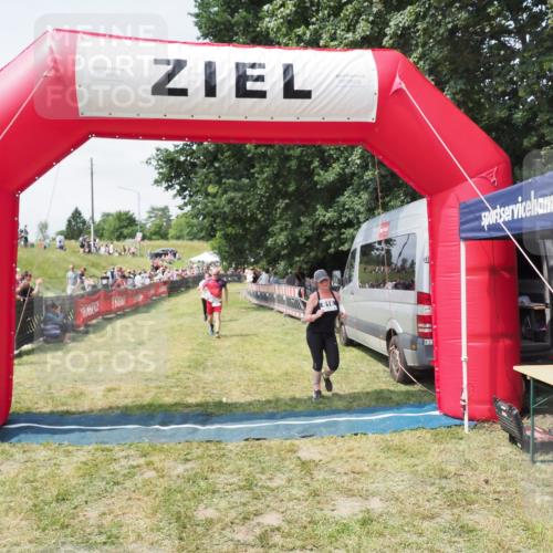 21.06.2025 - 27. Vierlanden-Triathlon MichiJ http://msf.ph/oto/8024716 15.06.2026 11:52:50 Ziel 459, 593, 616 meine-sportfotos.de