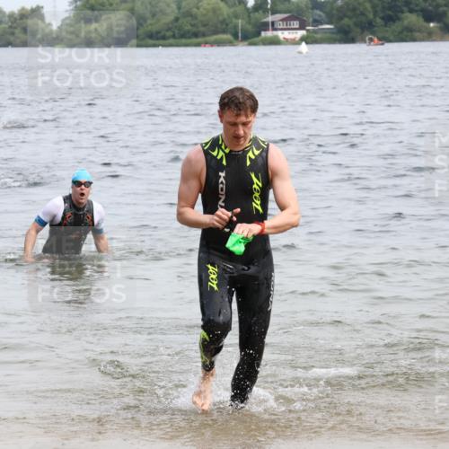 15.06.2025 - 27. Vierlanden-Triathlon Lena Gebhardt http://msf.ph/oto/8024725 15.06.2025 10:56:09 Schwimmen 702, 716, 730, 733 meine-sportfotos.de