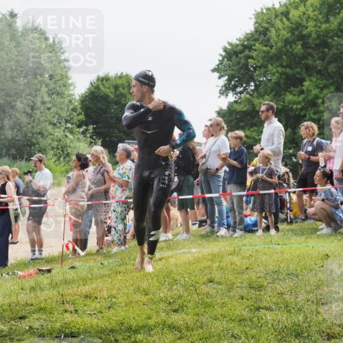 15.06.2025 - 27. Vierlanden-Triathlon KatJ http://msf.ph/oto/8024729 15.06.2025 10:58:04 Schwimmen 640, 647, 705, 738 meine-sportfotos.de