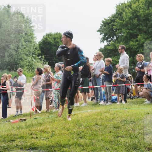 15.06.2025 - 27. Vierlanden-Triathlon KatJ http://msf.ph/oto/8024735 15.06.2025 10:58:04 Schwimmen 640, 647, 705, 738 meine-sportfotos.de