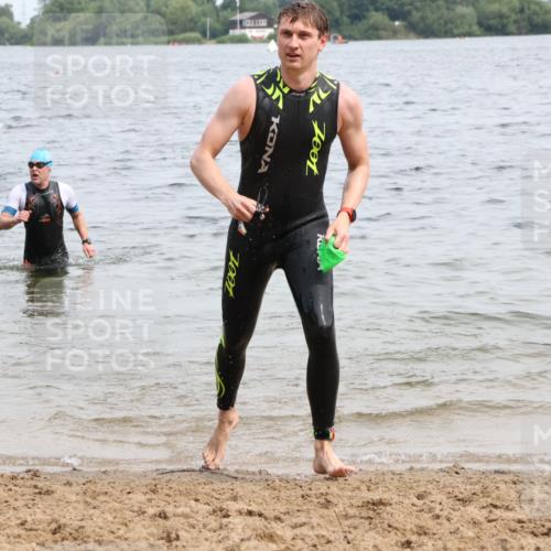 15.06.2025 - 27. Vierlanden-Triathlon Lena Gebhardt http://msf.ph/oto/8024739 15.06.2025 10:56:10 Schwimmen 702, 716, 730, 733 meine-sportfotos.de